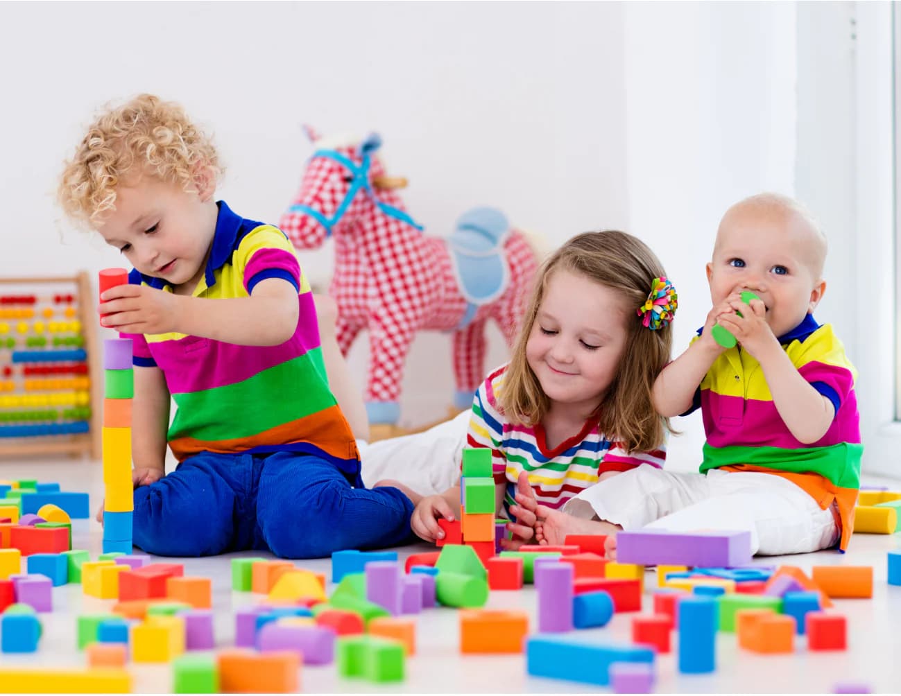 Dziecko bawiące się edukacyjnymi zabawkami